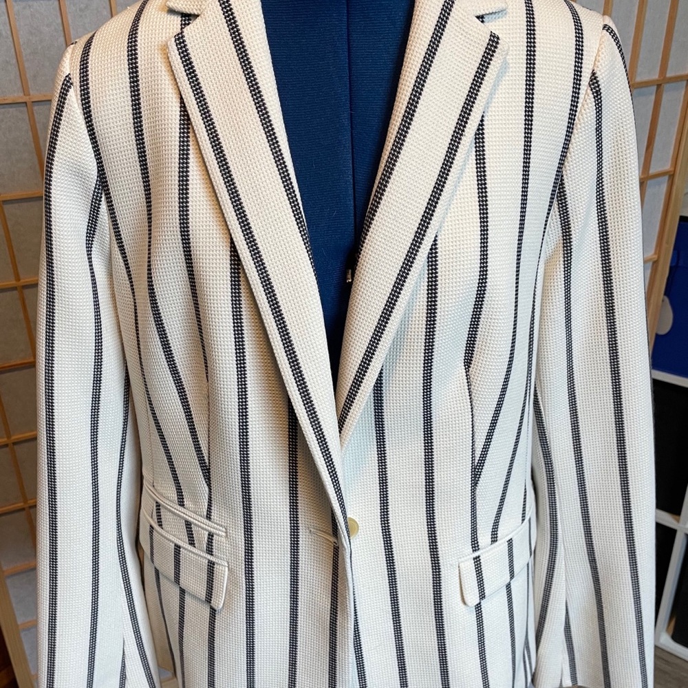 White/navy pique blazer; fully lined.